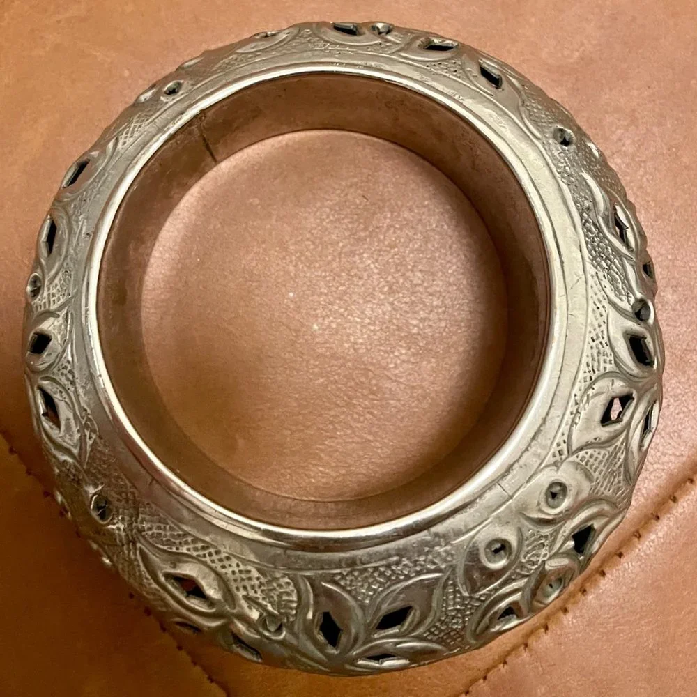 VTG Silvertone Floral Cutout Bangle